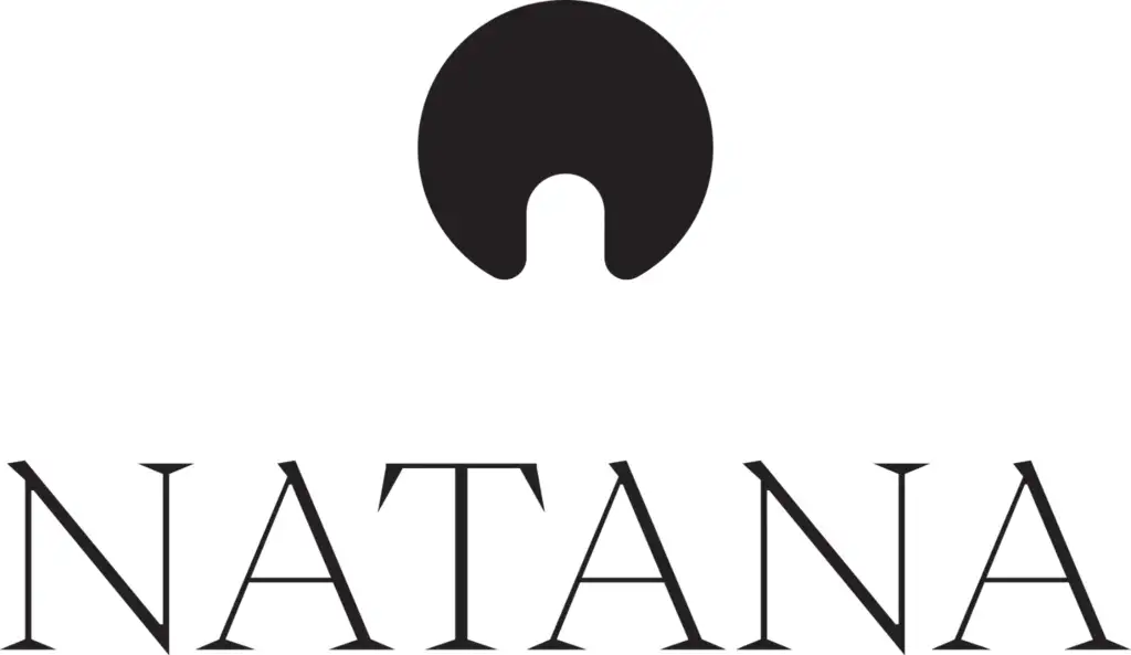 Logo de Natana sobre fondo negro para contenidos relacionados con cosmética, peluquería y belleza profesional.