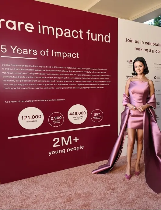 Selena Gomez en un evento de Rare Beauty junto al panel del Rare Impact Fund dedicado a la salud mental juvenil.
