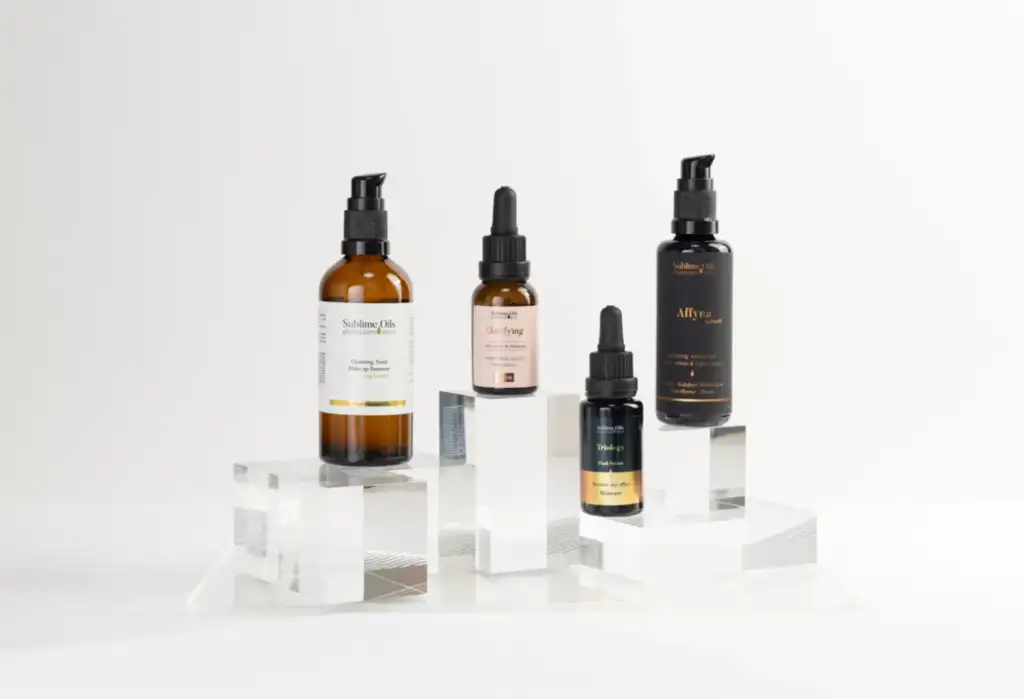 Productos cosméticos de Sublime Oils sobre bases transparentes minimalistas para el cuidado de los poros dilatados y la piel equilibrada.