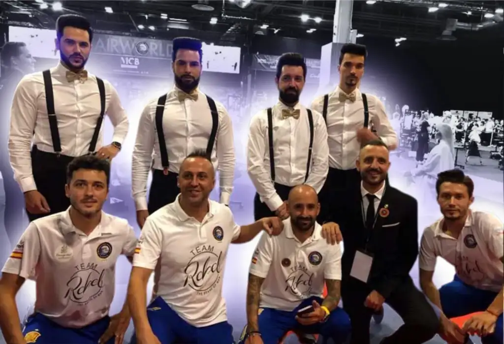 Grupo de barberos profesionales posando en una feria internacional de peluquería y barbería.