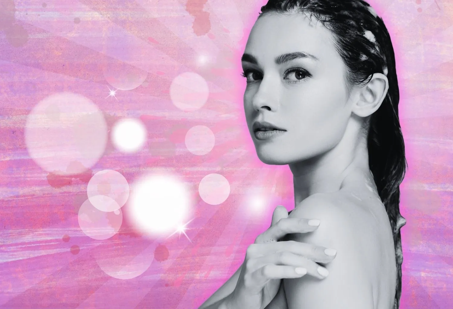 Mujer con cabello húmedo y tratamiento capilar sobre fondo rosa luminoso y artístico.