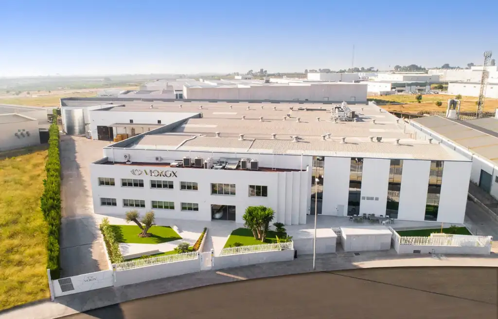 Vista aérea de las instalaciones y fábrica de Viokox en un polígono industrial con edificios modernos y zonas ajardinadas.