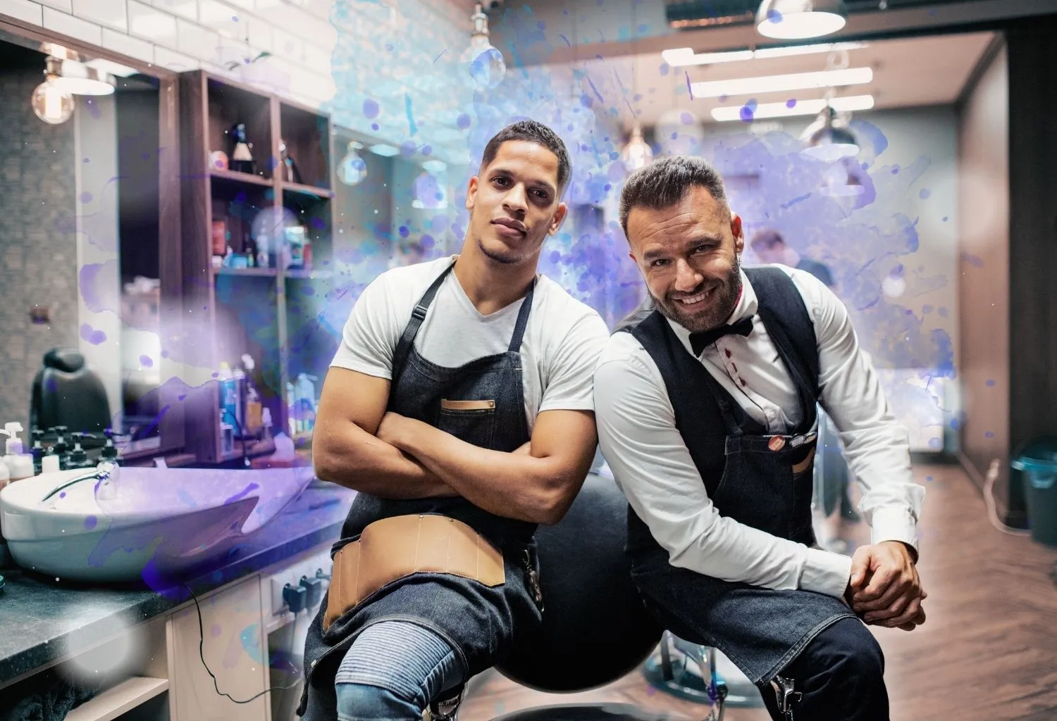 Dos barberos profesionales posando en una barbería moderna, representando el crecimiento de las franquicias de barbería y el auge del grooming masculino en España.