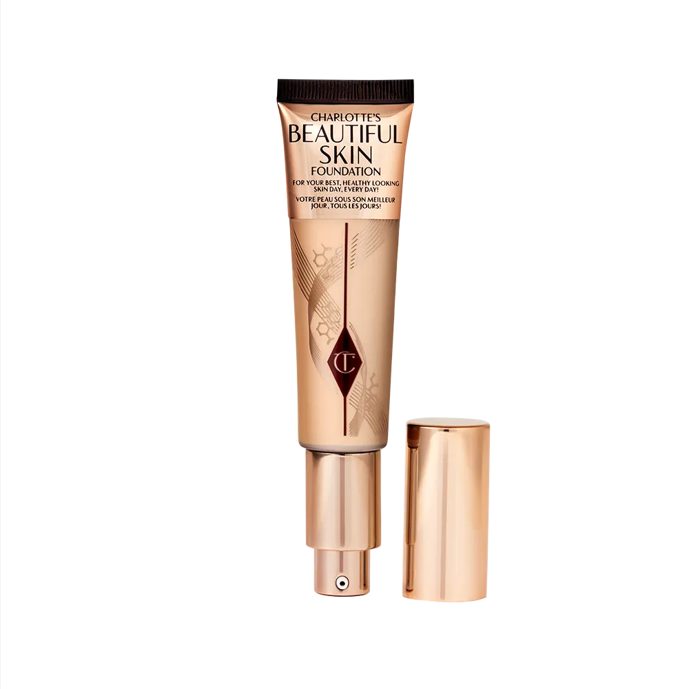 Envase de Charlotte Tilbury Beautiful Skin Foundation, base de maquillaje hidratante con acabado luminoso y efecto segunda piel.