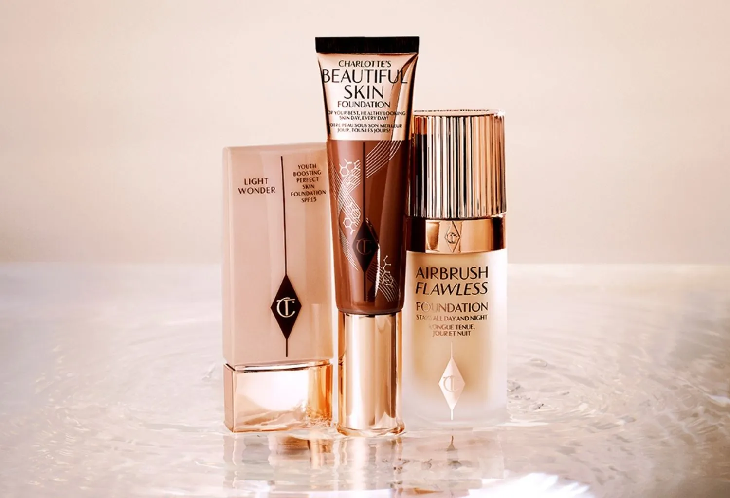 Comparativa de las bases de maquillaje Charlotte Tilbury Light Wonder, Beautiful Skin Foundation y Airbrush Flawless Foundation sobre fondo neutro.