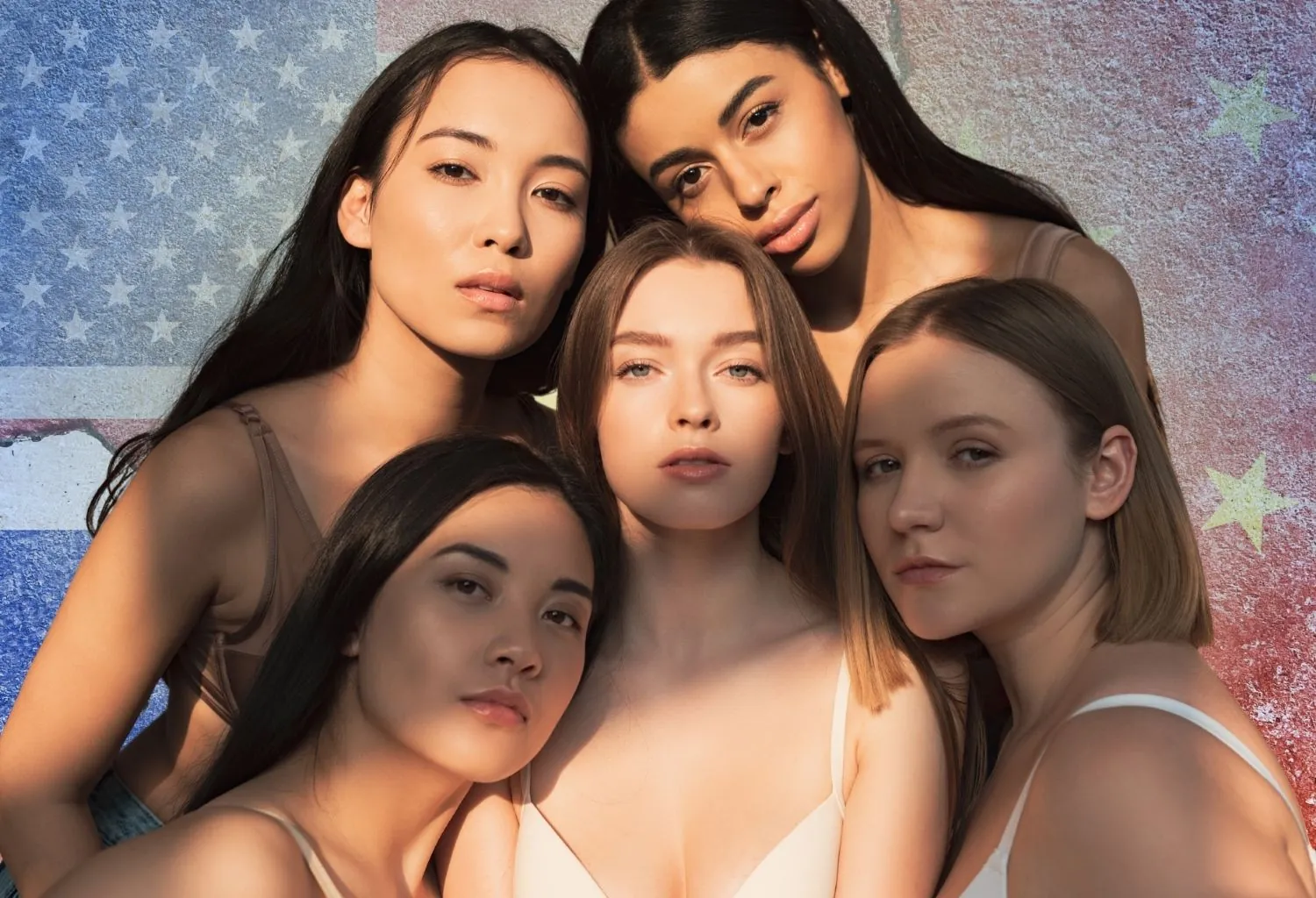 Grupo de mujeres de diferentes orígenes étnicos representando la diversidad y la inclusión en la industria global de la belleza y la cosmética.
