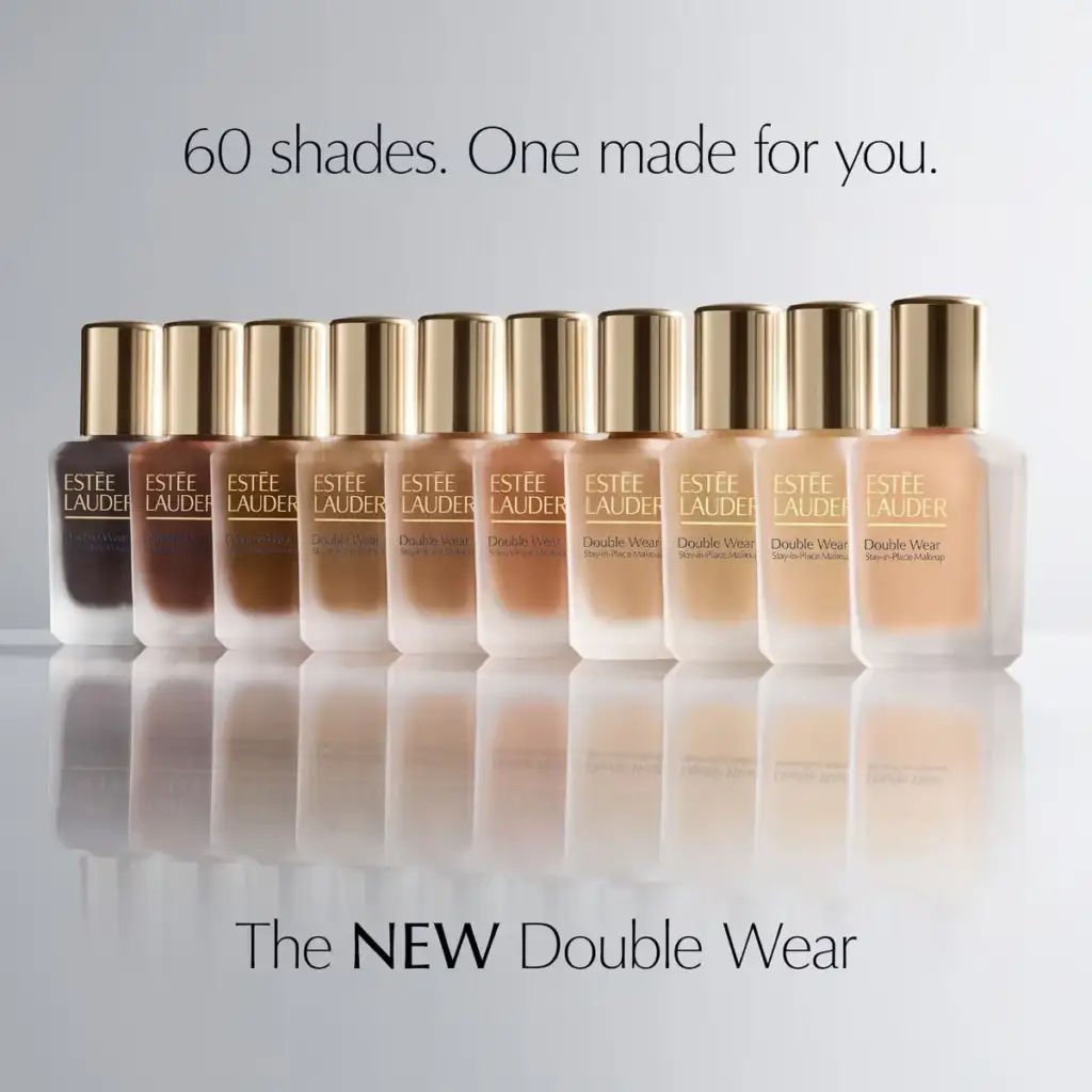 Estée Lauder Double Wear 60 tonos de maquillaje Colección de bases de maquillaje Estée Lauder Double Wear disponible en 60 tonos diferentes sobre fondo blanco.
