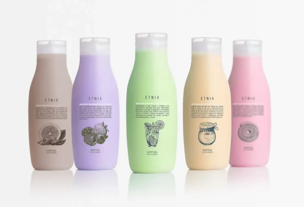 Botellas de gel de ducha Etnia HappyGel en diferentes colores y fragancias presentadas sobre un fondo blanco minimalista.