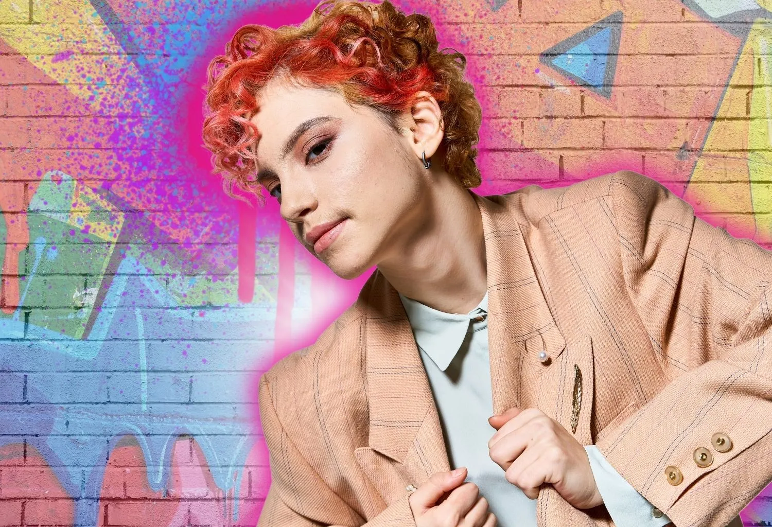 Joven con cabello de colores y estética moderna representando las tendencias de belleza, autoexpresión y estética preventiva de la Generación Z.