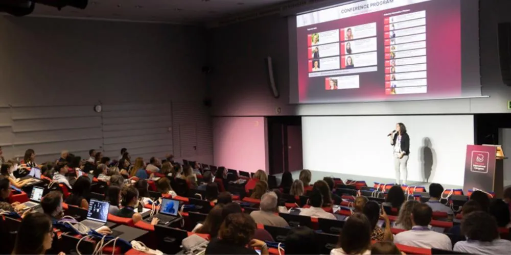 Hair Care International Congress: formación y conocimiento capilar Auditorio lleno de profesionales asistiendo a una ponencia especializada durante un congreso internacional dedicado al cuidado capilar y la peluquería profesional.