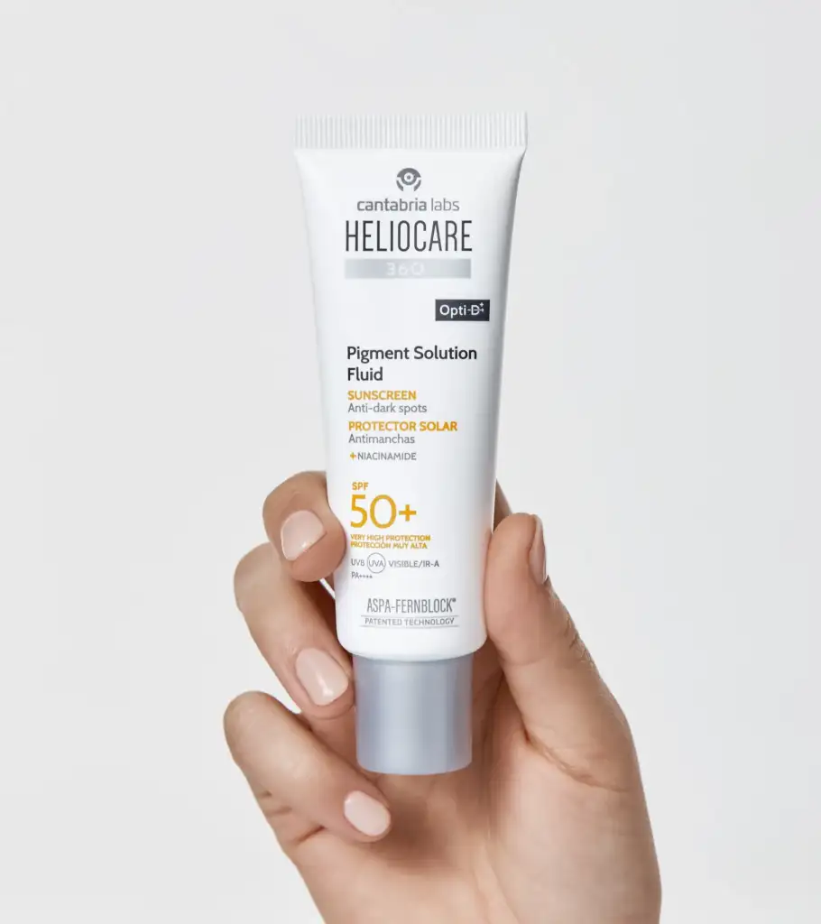 Heliocare 360 Pigment Solution Fluid SPF 50+ antimanchas Persona sosteniendo el protector solar Heliocare 360 Pigment Solution Fluid SPF 50+ formulado para prevenir y corregir manchas cutáneas.