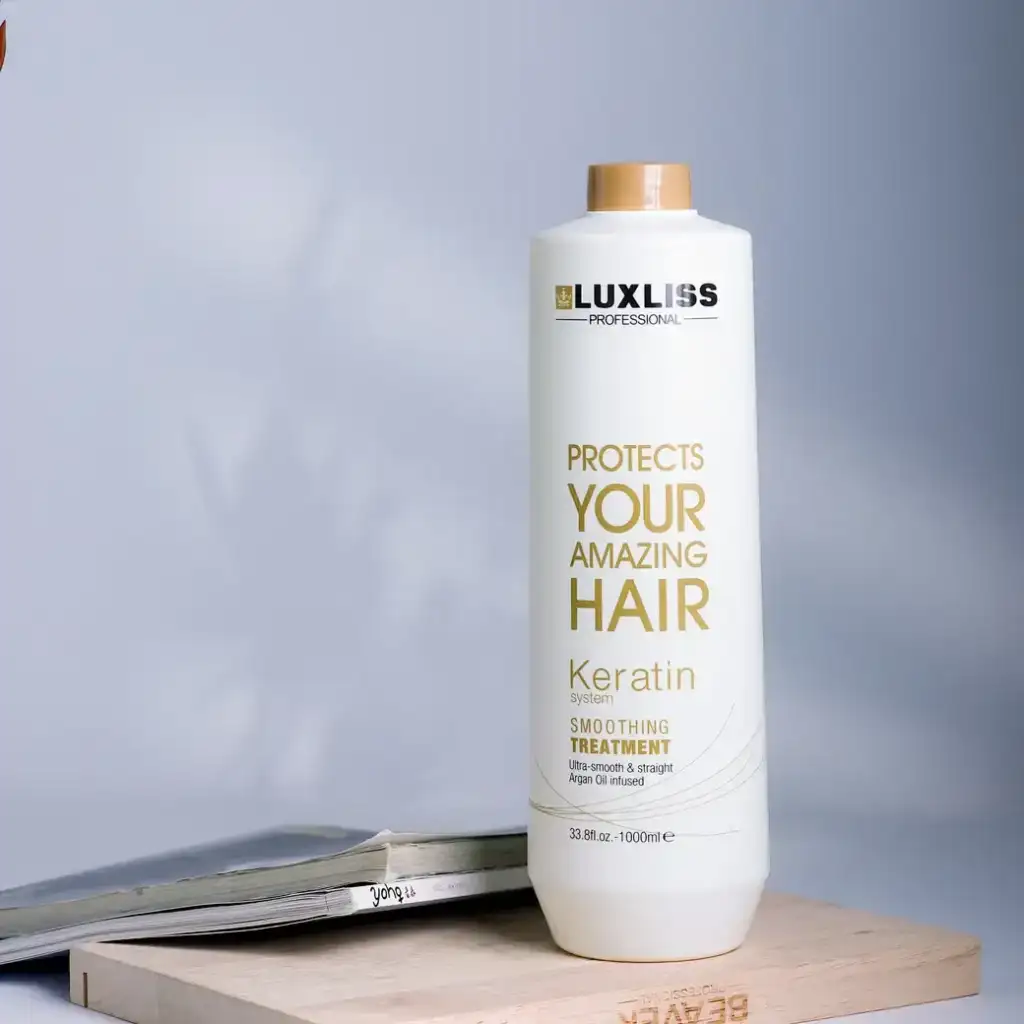 Luxliss Keratin System Professional tratamiento alisador con aceite de argán Botella de Luxliss Keratin System Professional Smoothing Treatment con aceite de argán para alisado y cuidado del cabello.