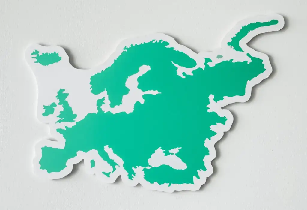 Mapa de Europa y evolución del mercado europeo de la belleza Mapa ilustrado de Europa sobre fondo blanco utilizado para representar el mercado europeo de la belleza y la cosmética.