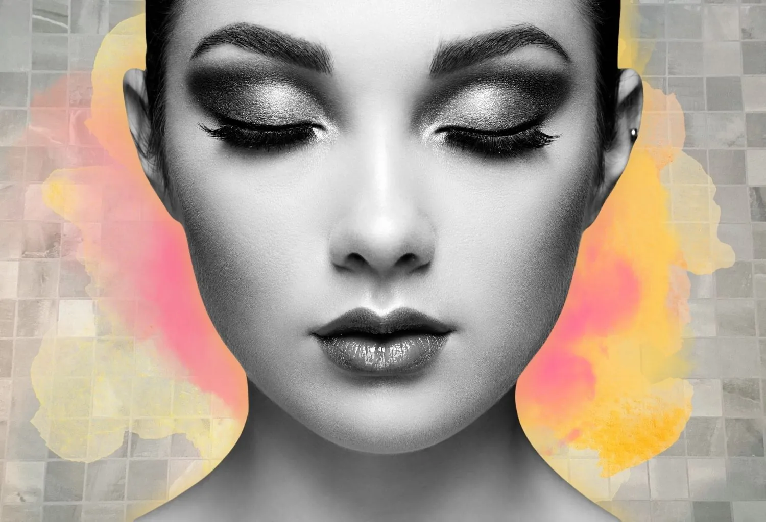 Primer plano de un maquillaje de ojos ahumados en tonos oscuros con acabado profesional y efecto sofisticado.