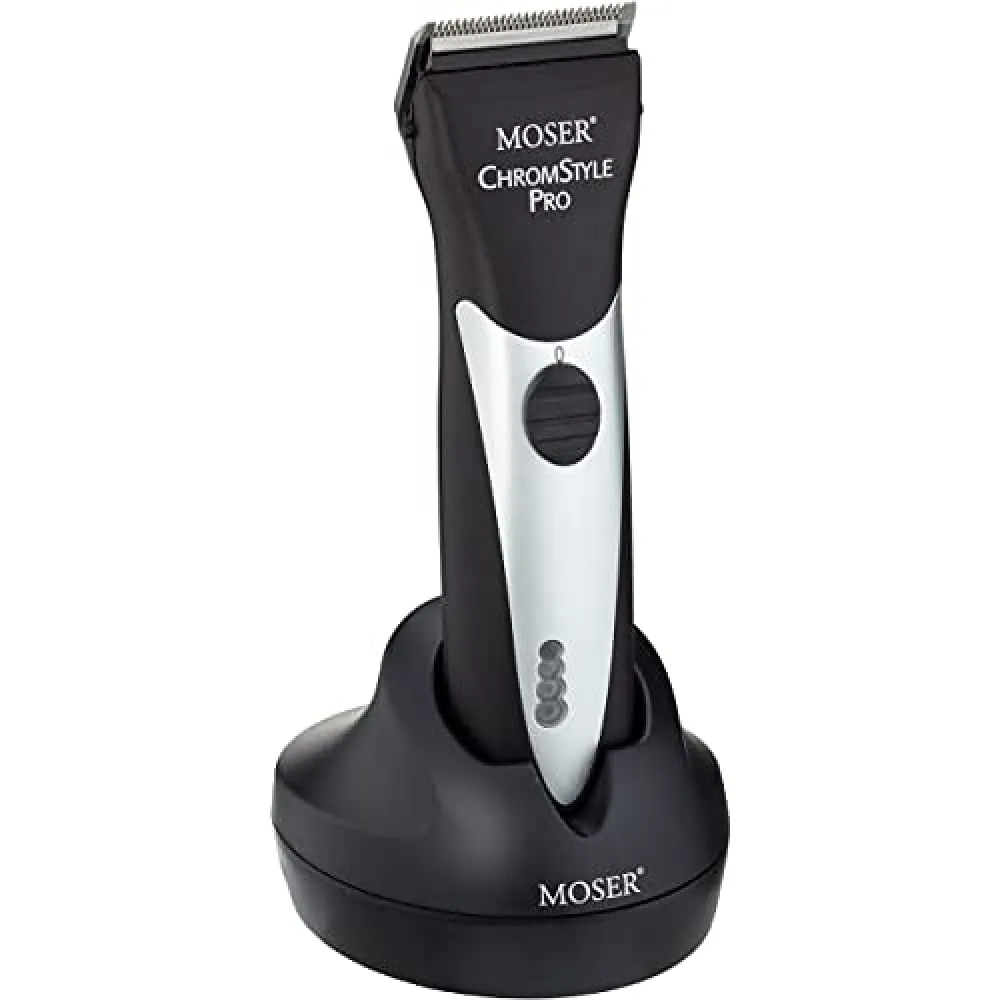 Máquina cortapelos profesional Moser ChromStyle Pro con base de carga, diseñada para peluquería y barbería profesional.
