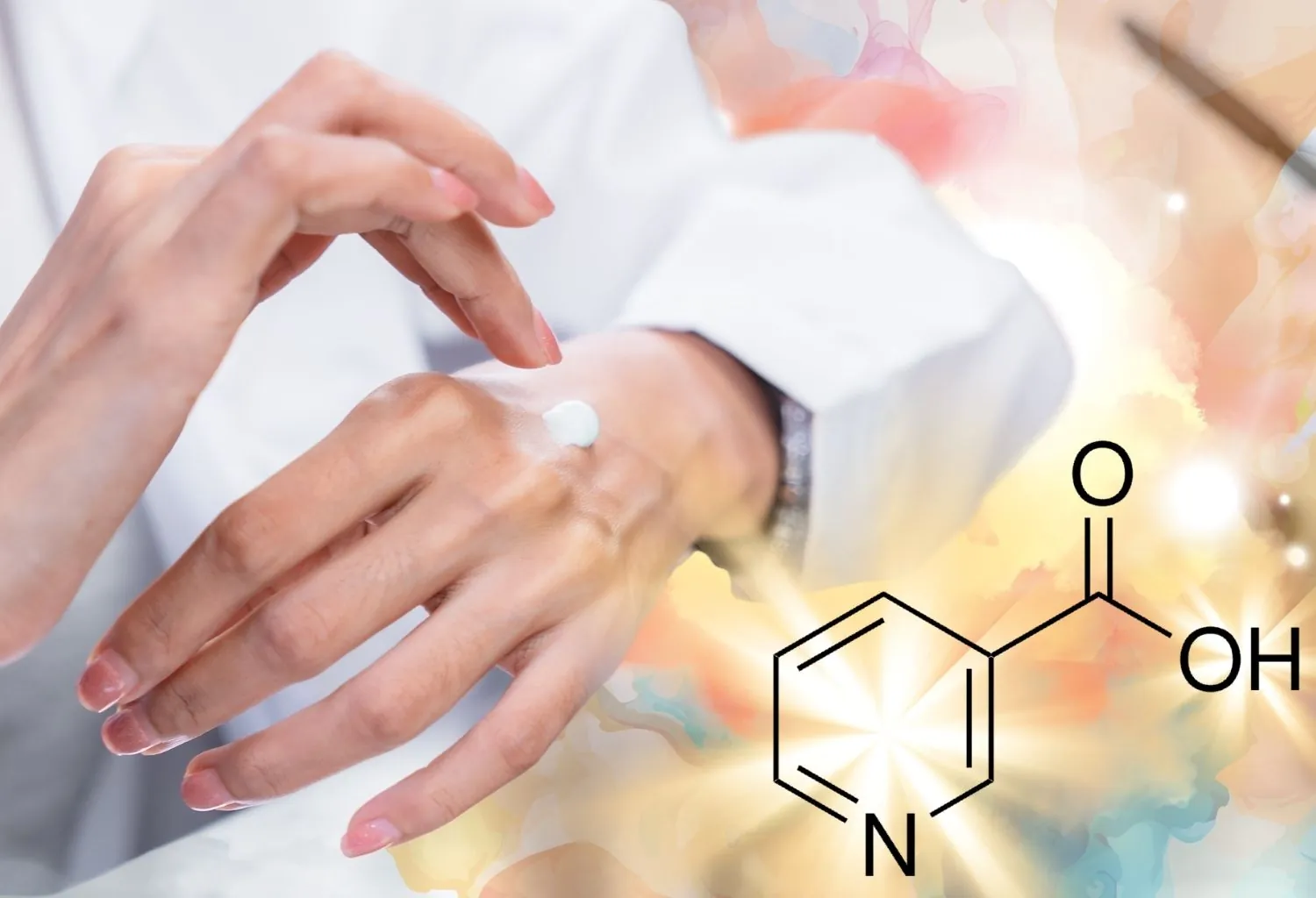 Aplicación de una crema con niacinamida sobre la piel junto a la representación de la estructura química de este activo cosmético.