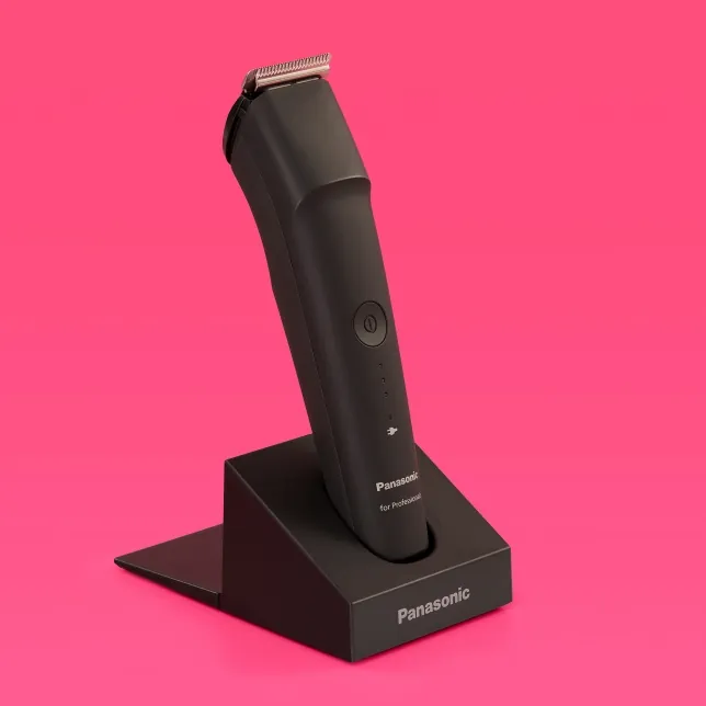 Máquina cortapelos profesional Panasonic sobre base de carga, diseñada para trabajos de precisión en barbería y peluquería masculina.