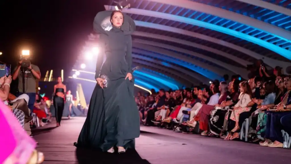 Desfile de moda en Torrevieja Weekend con estilismo profesional Modelo desfilando en una pasarela de moda ante el público durante un evento de diseño y tendencias en Torrevieja.
