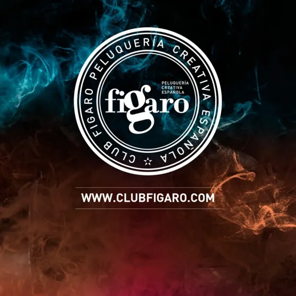 Premios Fígaro: referencia de la peluquería creativa española Logotipo de los Premios Fígaro de peluquería creativa española sobre un fondo artístico con efectos de humo en tonos azules y rojizos.