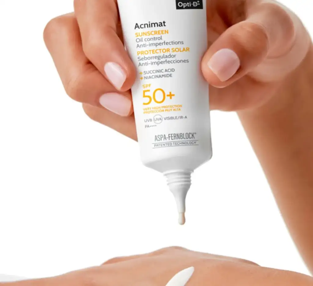 Protector solar Acnimat SPF 50+ para piel grasa y con imperfecciones Aplicación de protector solar Acnimat SPF 50+ con niacinamida y ácido succínico sobre la piel para proteger frente a la radiación solar.