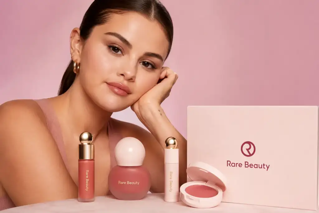 Rare Beauty y el éxito del modelo DTC en maquillaje Productos de Rare Beauty junto a una modelo, representando el crecimiento de las marcas de maquillaje DTC impulsadas por redes sociales y ecommerce.