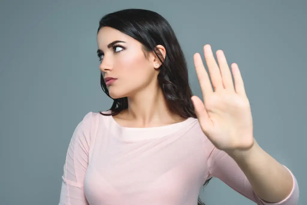 Sensibilidad cutánea y rechazo a determinados ingredientes cosméticos Mujer realizando un gesto de rechazo con la mano para ilustrar sensibilidad cutánea o intolerancia a determinados ingredientes cosméticos.