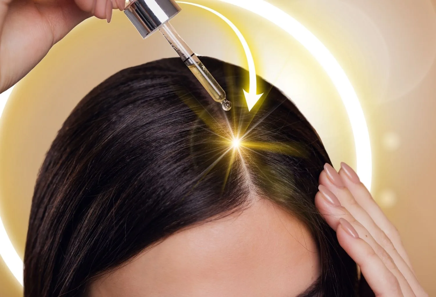 Aplicación de sérum específico sobre el cuero cabelludo mediante cuentagotas en un tratamiento de skinification capilar.