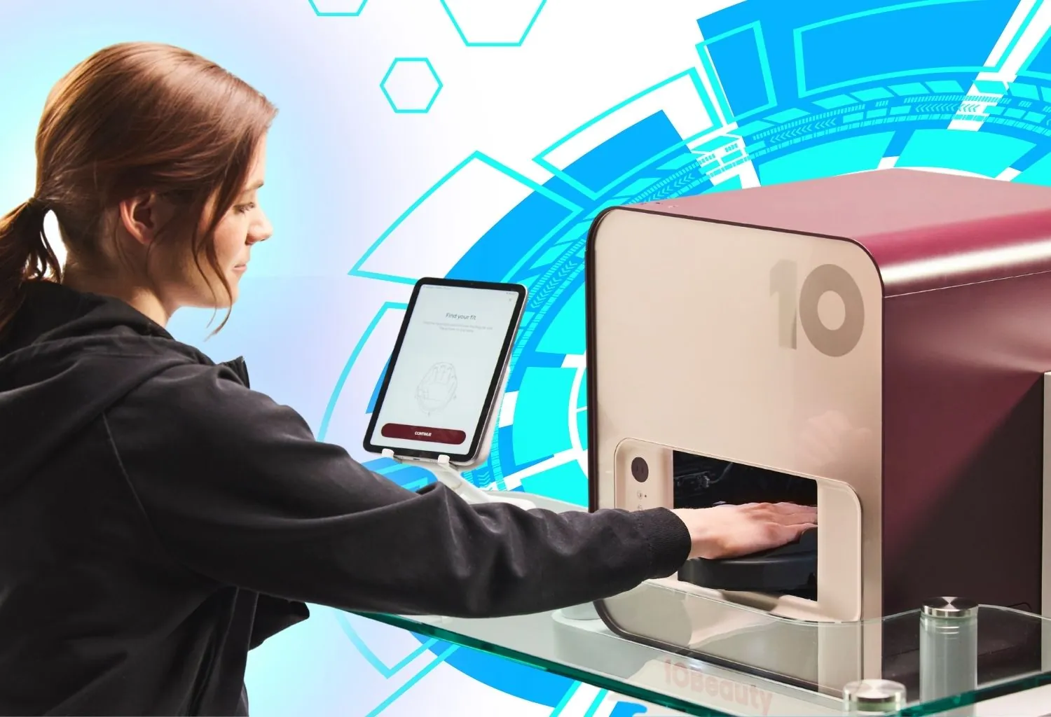 Sistema de manicura robótica realizando el esmaltado automatizado de las uñas de una mano mediante visión artificial y robótica de precisión.
