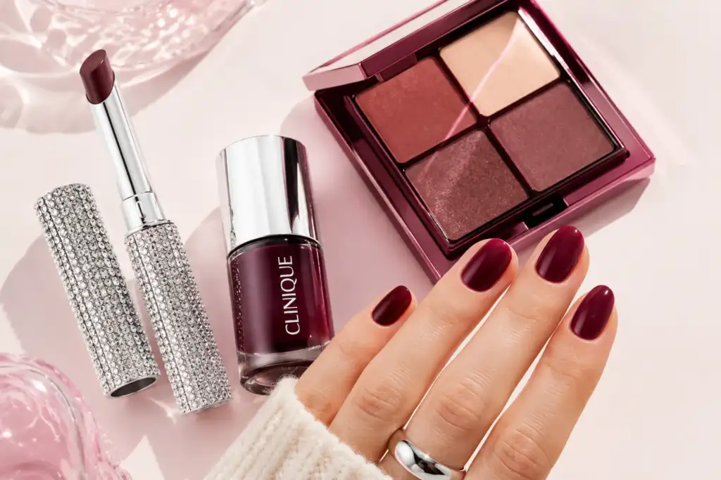 Look Black Honey de Clinique con maquillaje y manicura coordinados Productos Black Honey de Clinique con labial, esmalte, paleta de sombras y manicura en tonos ciruela para ilustrar un look monocromático de maquillaje y uñas.