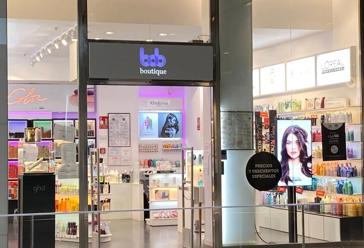 Entrada de una tienda Bob Boutique con productos profesionales de peluquería y marcas como Kérastase, L'Oréal Professionnel y Olaplex.