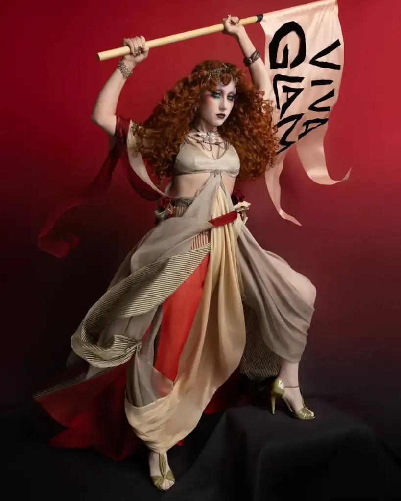 Chappell Roan protagoniza la campaña MAC Viva Glam 2026 Chappell Roan con un maquillaje editorial y un estilismo teatral durante la campaña MAC Viva Glam 2026.