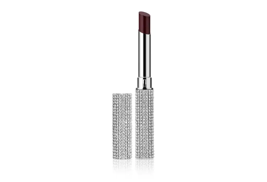 Labial Clinique Black Honey con estuche de cristales Labial Clinique Black Honey con acabado en tono ciruela y envase decorado con cristales sobre fondo blanco.