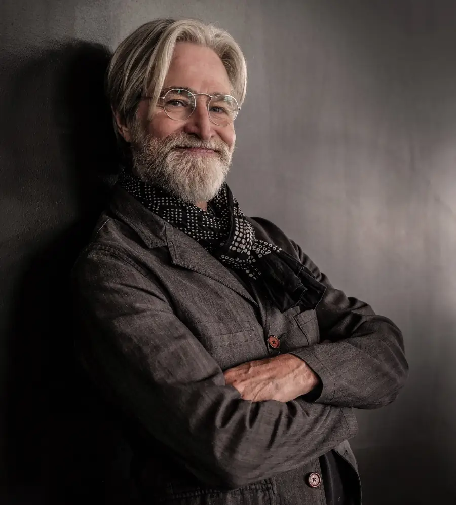 Retrato de David Raccuglia, fundador de American Crew, cuya colaboración impulsó la expansión internacional de la marca Reuzel.