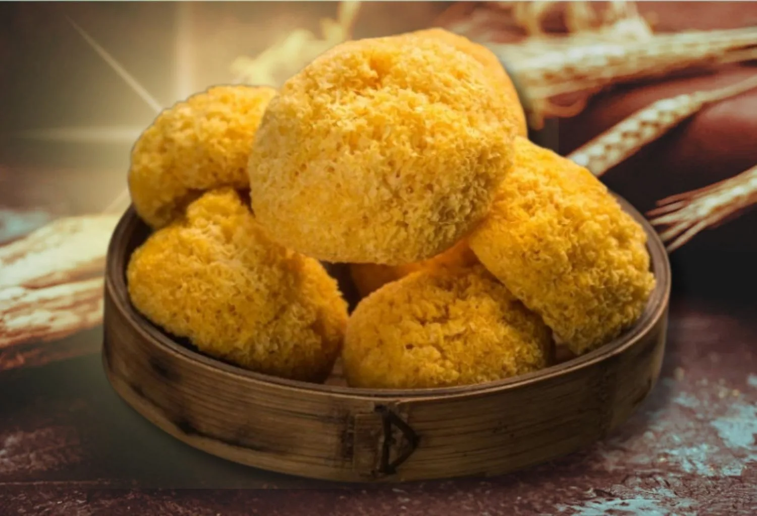 Esponjas Konjac naturales de color amarillo colocadas sobre una bandeja de madera, utilizadas para la limpieza y exfoliación suave del rostro.