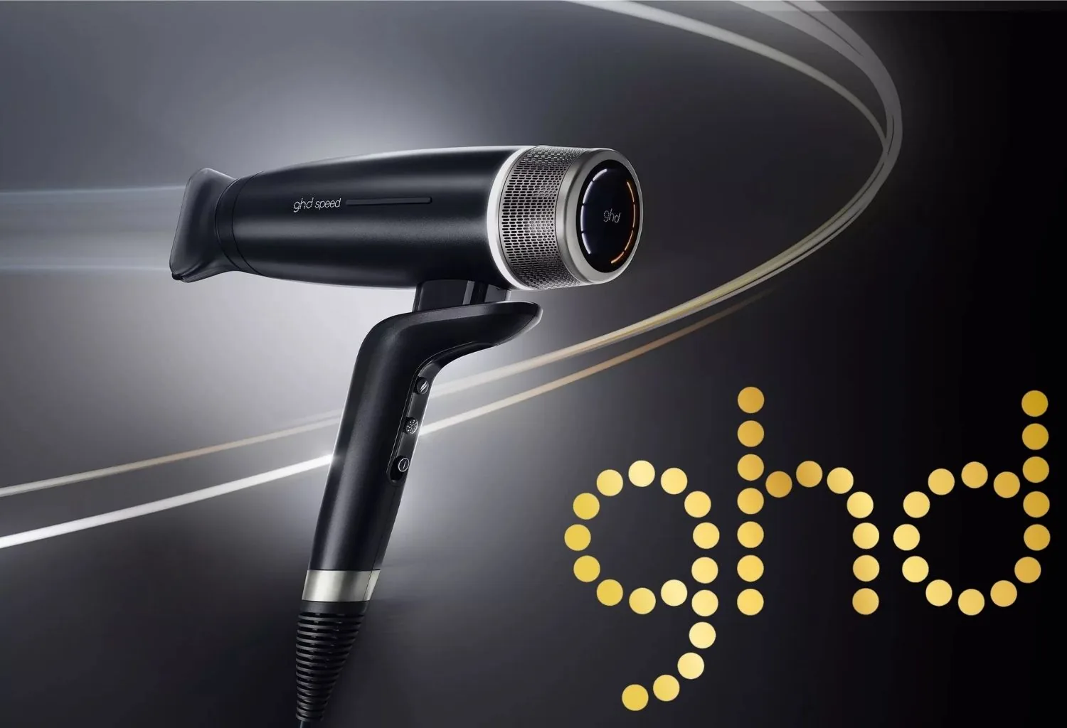 Secador profesional GHD Speed de alta velocidad con diseño negro y detalles metálicos sobre fondo oscuro, pensado para un secado rápido y preciso.