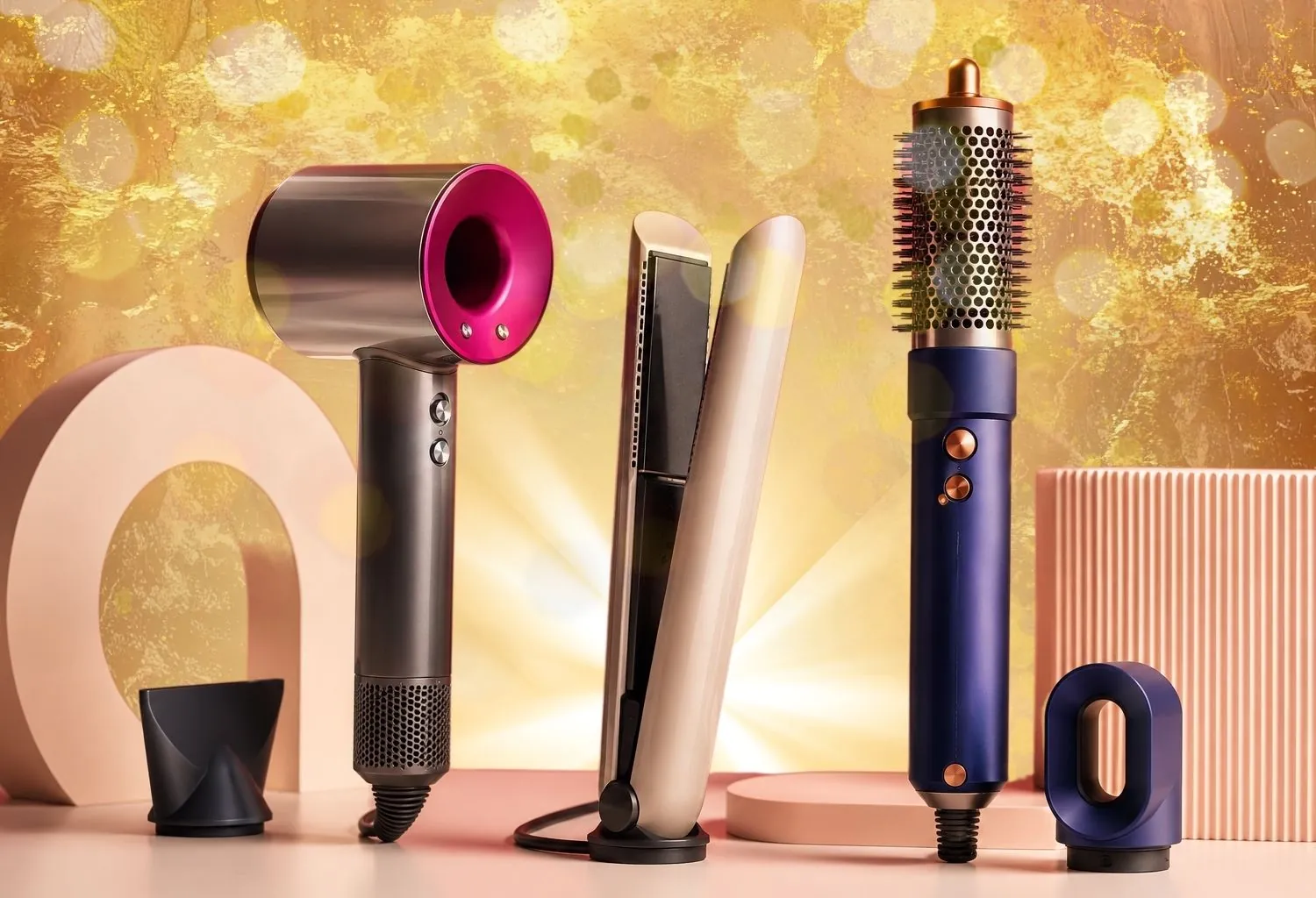 Secador, plancha y moldeador capilar de alta gama con tecnología inteligente para el cuidado del cabello sobre un fondo luminoso.