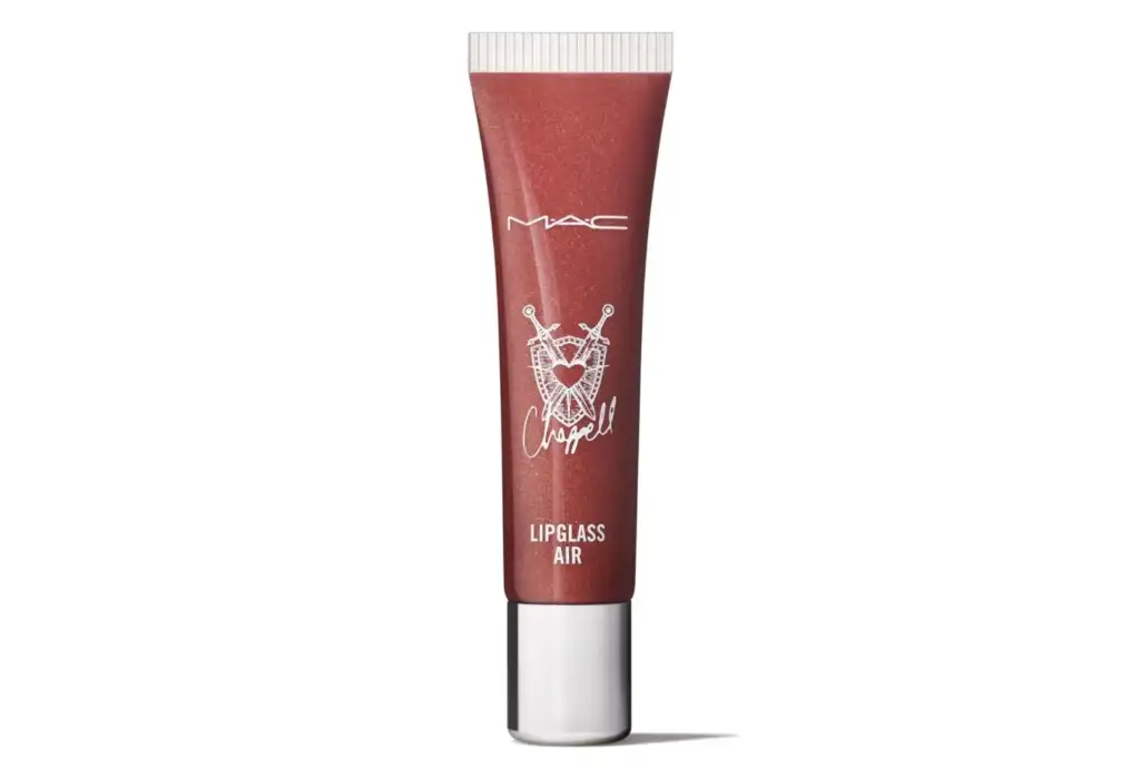 MAC Lipglass Air Viva Glam Chappell Roan edición especial 2026 Brillo de labios MAC Lipglass Air de la colección Viva Glam Chappell Roan con envase en tono rojo metalizado sobre fondo blanco.
