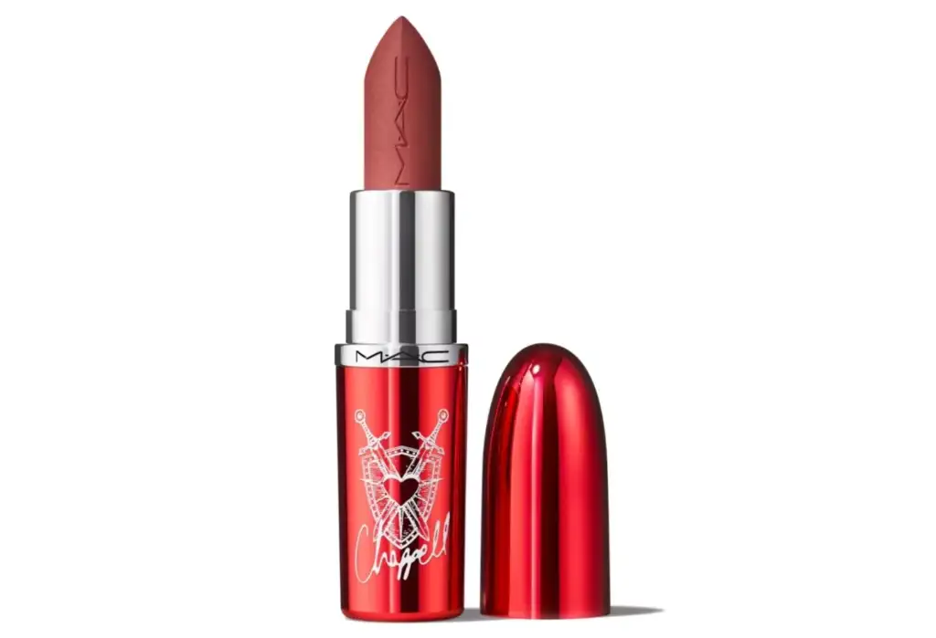 MAC Viva Glam Chappell Roan edición especial Labial MAC Viva Glam Chappell Roan edición especial con envase rojo metalizado y barra en tono marrón rosado sobre fondo blanco.