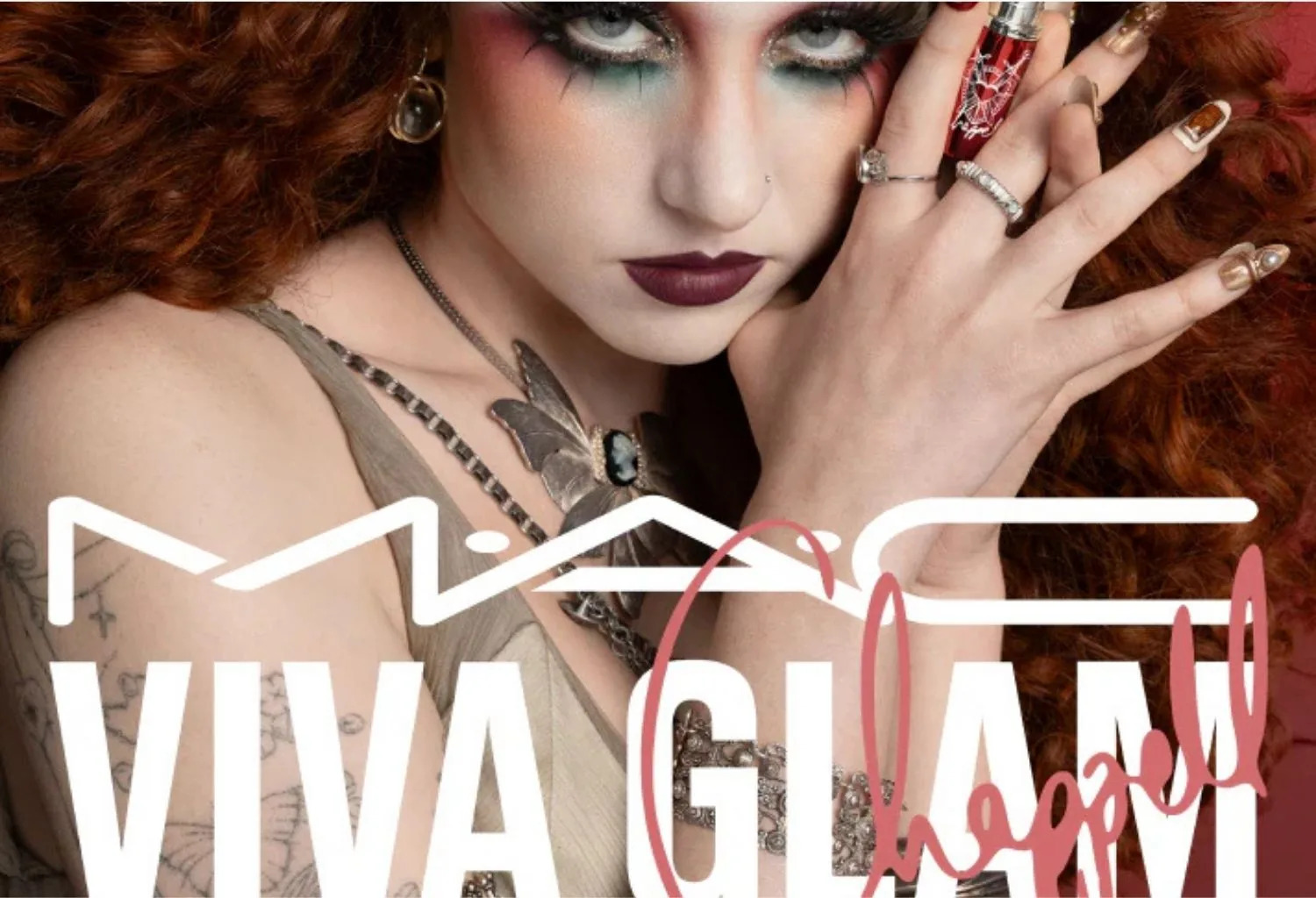 Imagen promocional de la campaña MAC Viva Glam Hope con una modelo de maquillaje editorial y el logotipo de la colección.