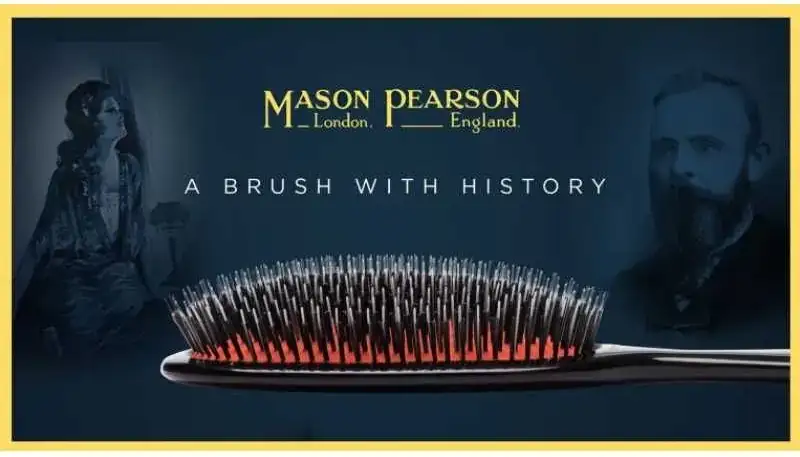 Cepillo Mason Pearson con cerdas naturales y de nailon sobre fondo promocional de la marca, referente histórico en el cuidado del cabello.
