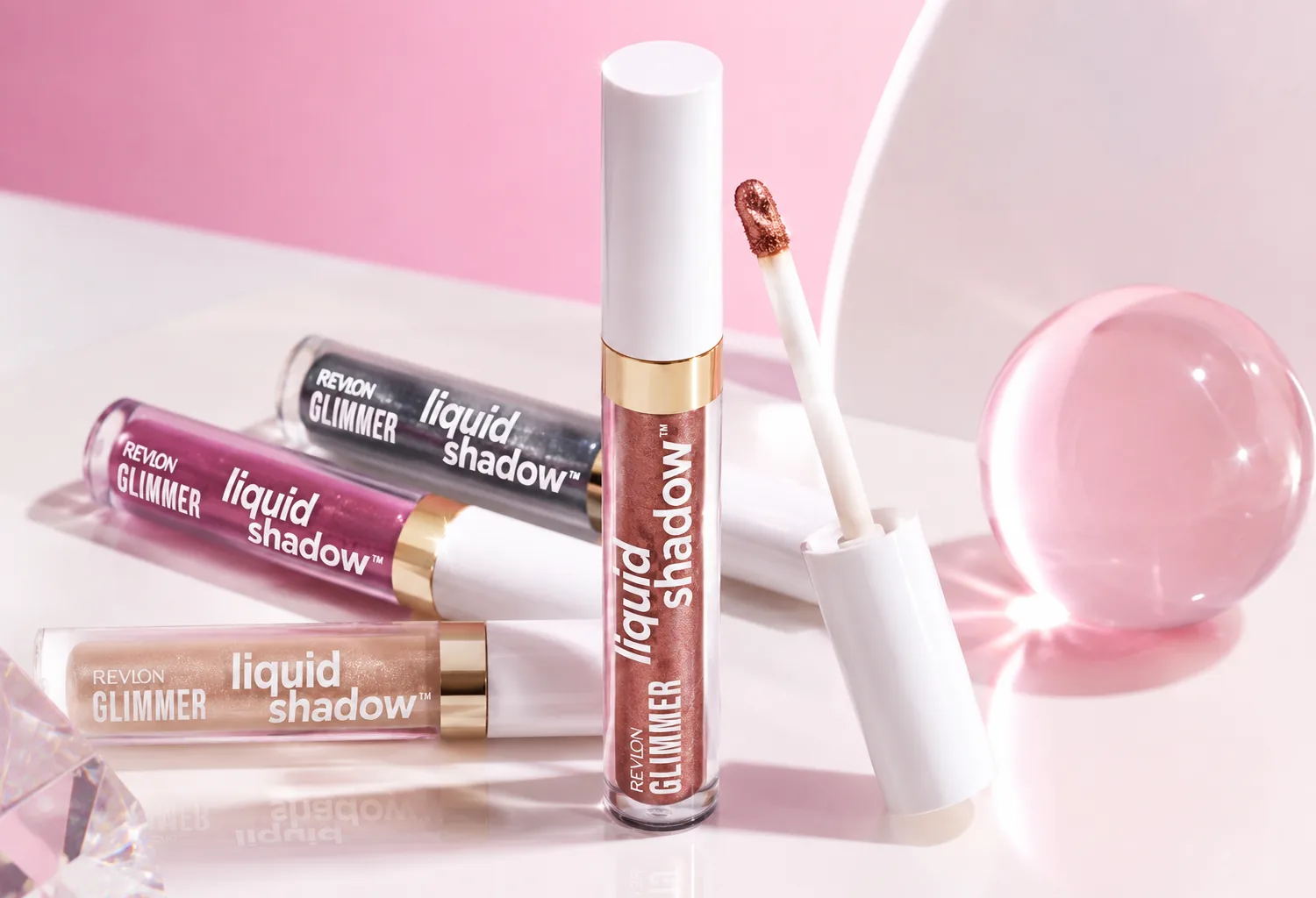 Sombras de ojos Revlon Glimmer Liquid Shadow en varios tonos perlados con acabado brillante y aplicador de precisión.