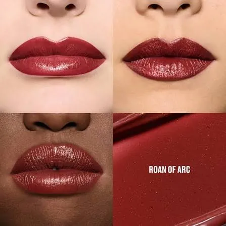 Roan of Arc: tono del labial MAC Viva Glam Chappell Roan Muestra del tono Roan of Arc del labial MAC Viva Glam Chappell Roan sobre diferentes tonos de piel junto a una muestra del color del producto.