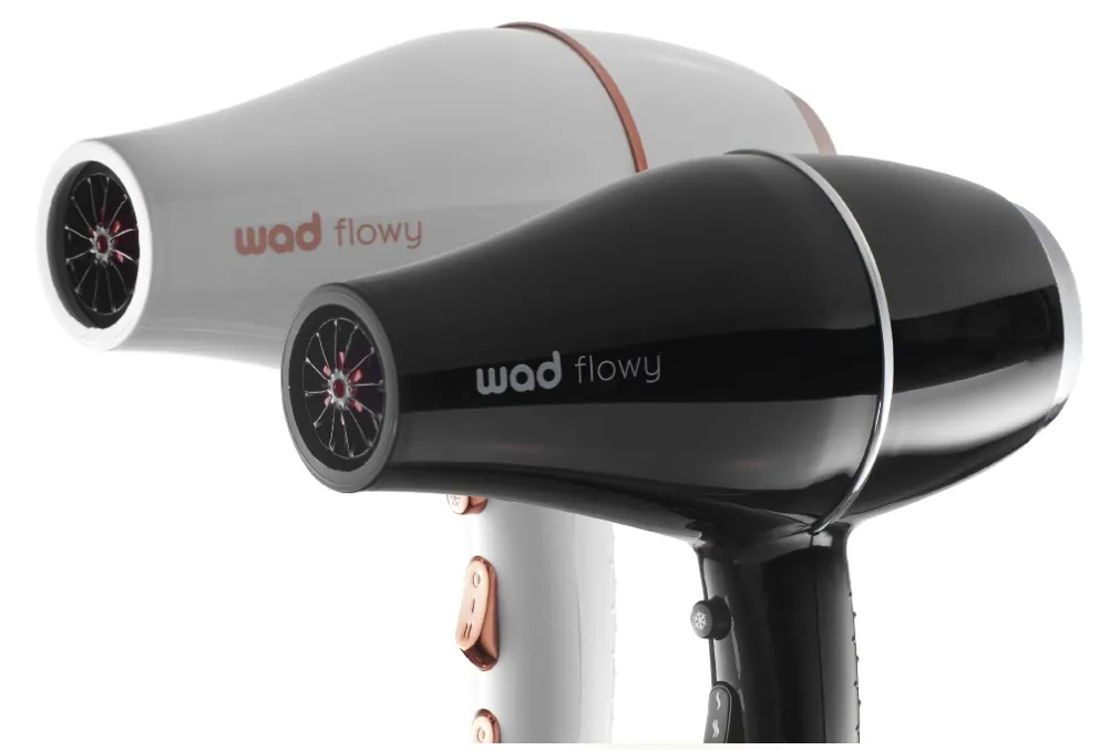 Secador profesional Wad Flowy mostrado en sus versiones negra y blanca, con diseño compacto y acabado brillante para uso profesional en peluquería.
