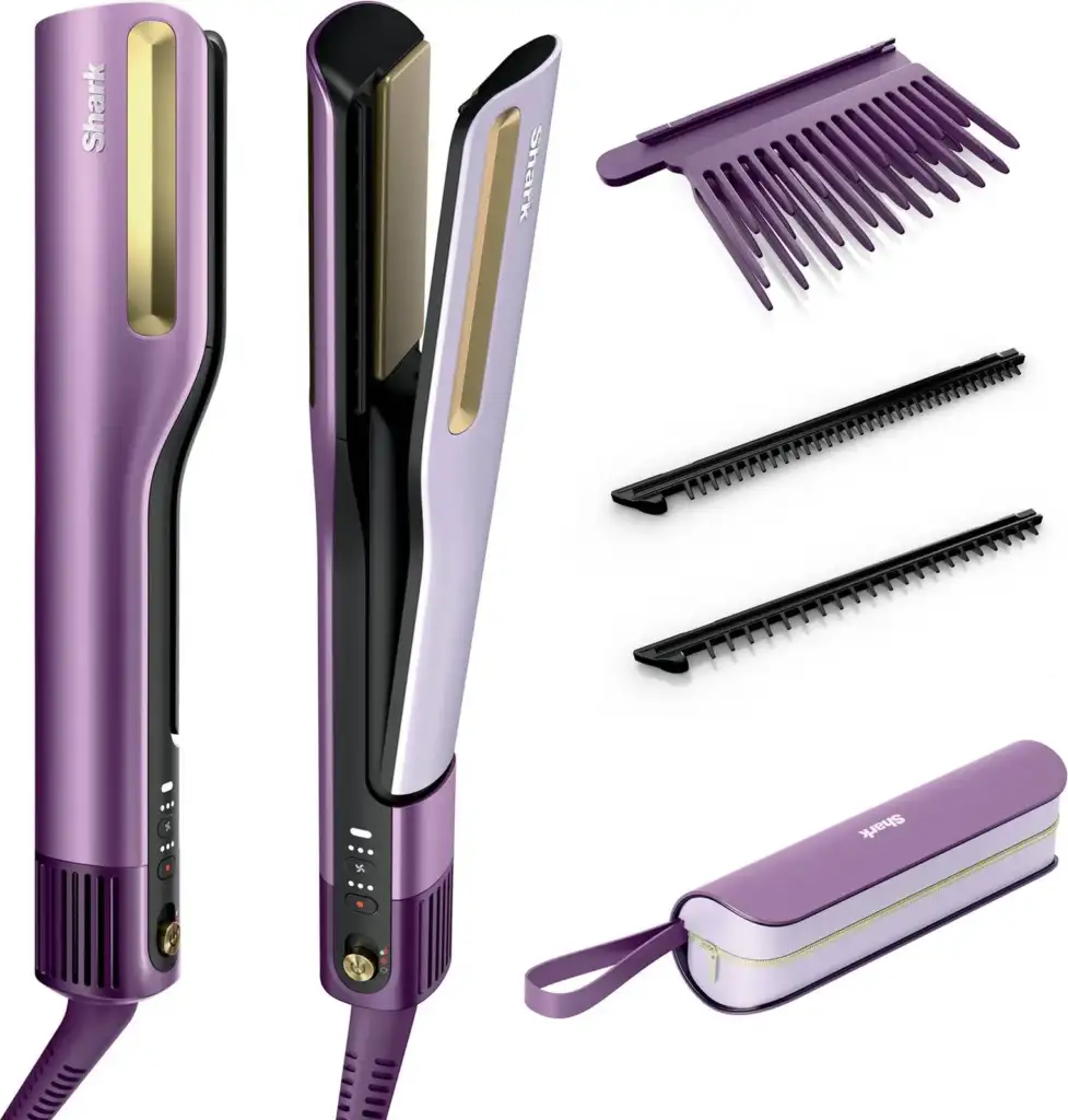 Shark SilkiPro Straight en color Plum Satin junto a sus peines intercambiables y estuche de transporte sobre fondo blanco.