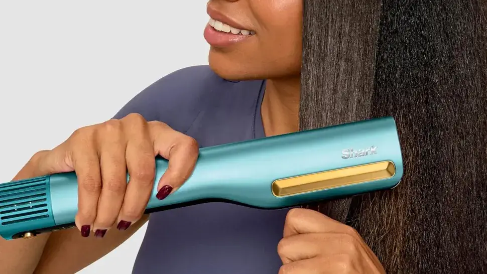 Mujer utilizando la plancha Shark Wet-to-Dry sobre cabello húmedo para secar y alisar en una sola pasada mediante aire y calor inteligente.