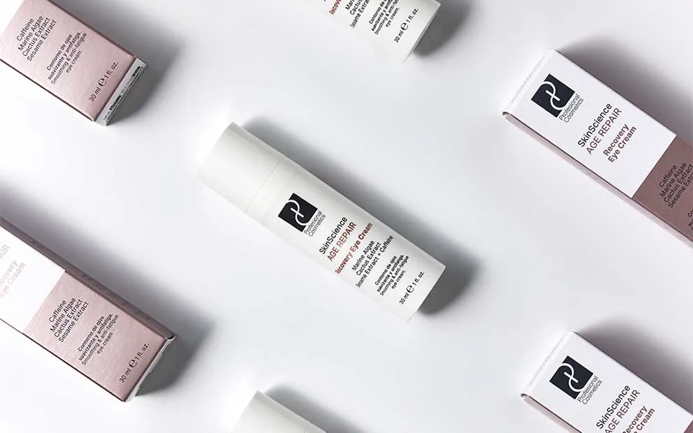 SkinScience Age Repair Recovery Eye Cream de Professional Cosmetics SkinScience Age Repair Recovery Eye Cream de Professional Cosmetics presentado sobre fondo blanco junto a su estuche, en una composición minimalista.