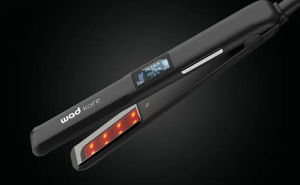 Primer plano de la plancha profesional Wad Kare con pantalla digital y placas calefactadas mediante tecnología infrarroja para el alisado y peinado del cabello.