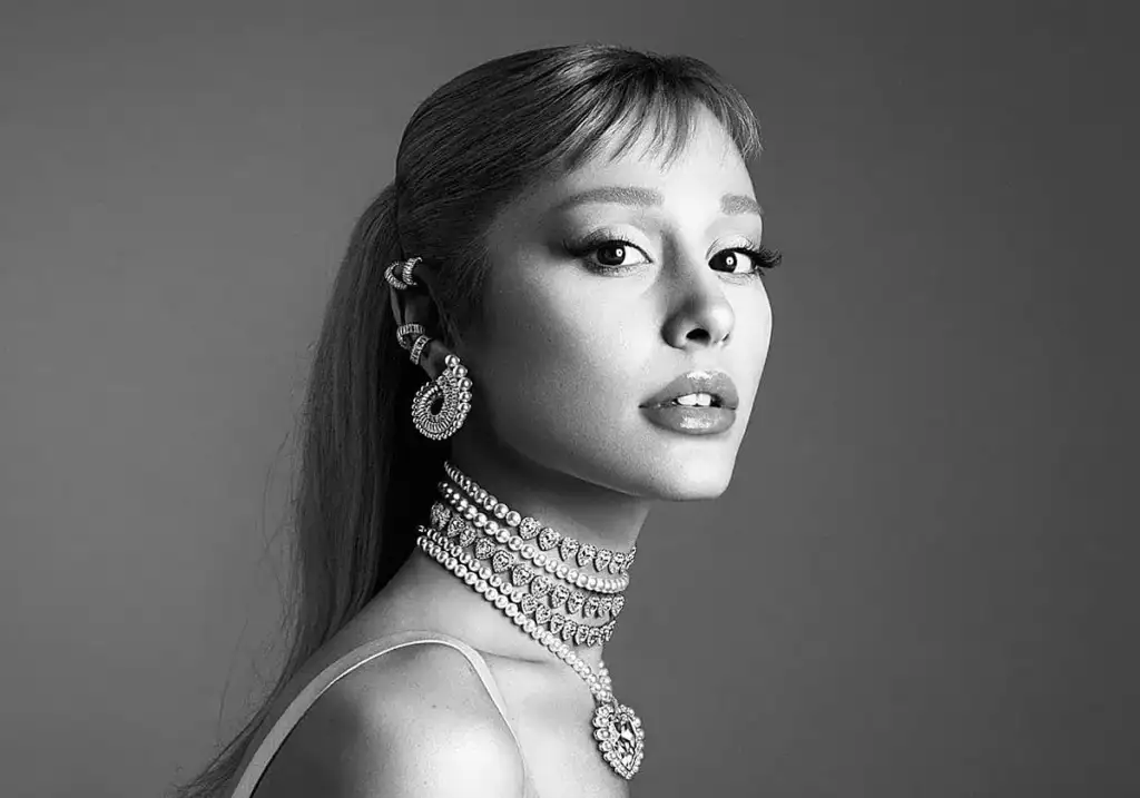 Ariana Grande protagoniza la campaña de Swarovski para su nueva etapa en belleza Ariana Grande con joyas de Swarovski en una imagen promocional de la campaña de la firma para su nueva estrategia de lujo y belleza.