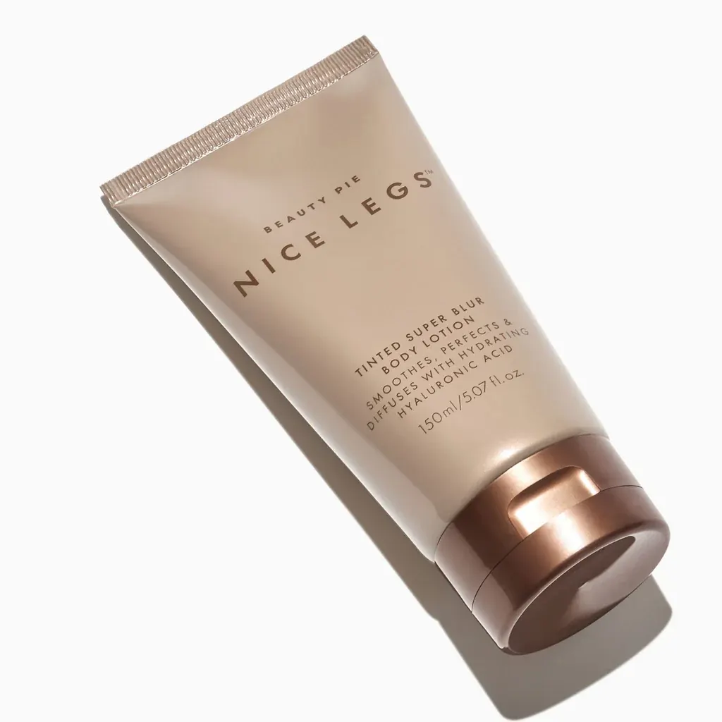 Beauty Pie Nice Legs Tinted Super Blur Body Lotion Envase de Beauty Pie Nice Legs Tinted Super Blur Body Lotion sobre fondo claro, una loción corporal con color y efecto blur enriquecida con ácido hialurónico.