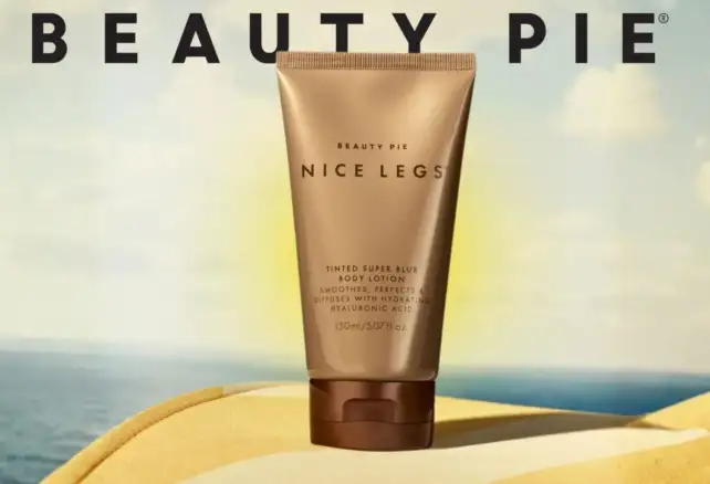 Envase de Beauty Pie Nice Legs Tinted Super Blur Body Lotion, una loción corporal con color y efecto blur para unificar el tono de la piel de forma instantánea.